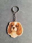 Brelok drewniany z psem Cavalier King blenheim