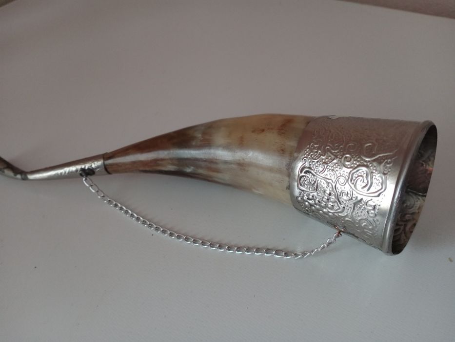 Ріг для пиття з металевим оздобленням