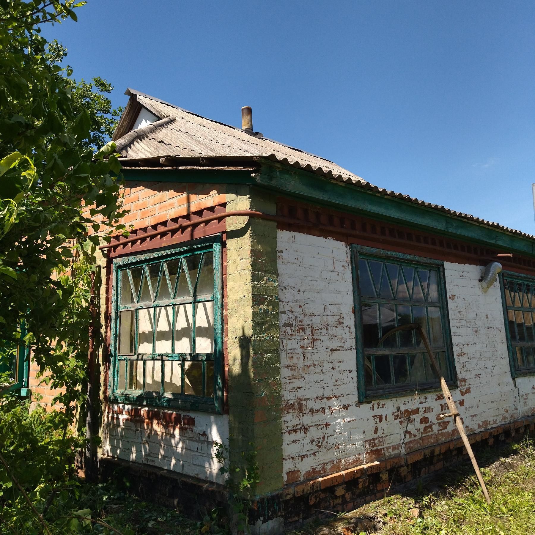 Будинок (газ, світло, вода) +2 га землі біля будинку з документами