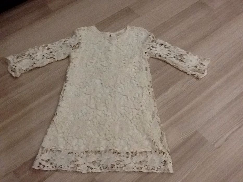Продаётся ажурное платье кремового цвета