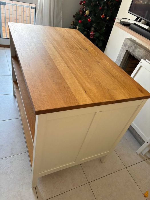 Ilha de cozinha com banquetas