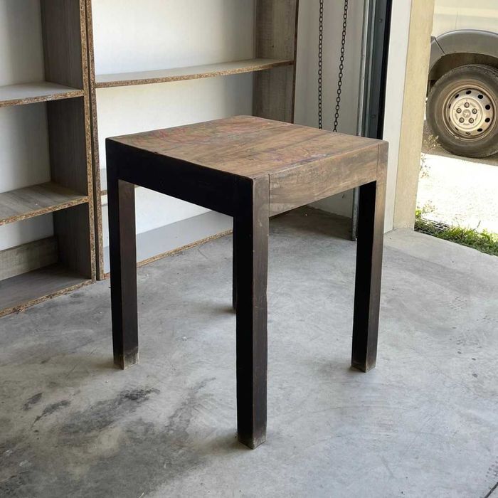 Mesa de apoio em madeira maciça.