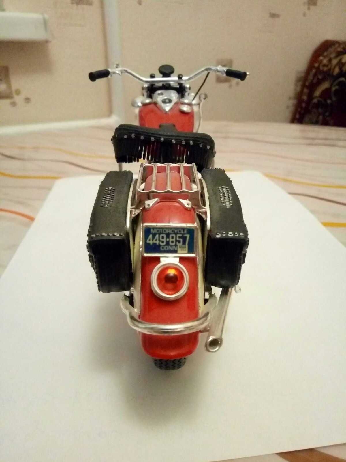 Модель Мотоцикла Indian Roadmaster 1950 (23 см)