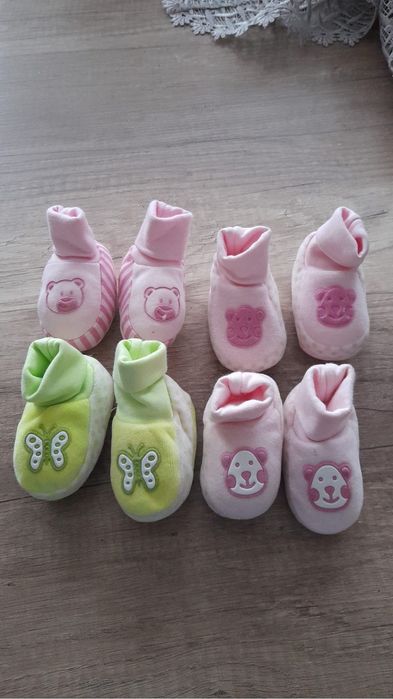 Nowe buciki niemowlęce.