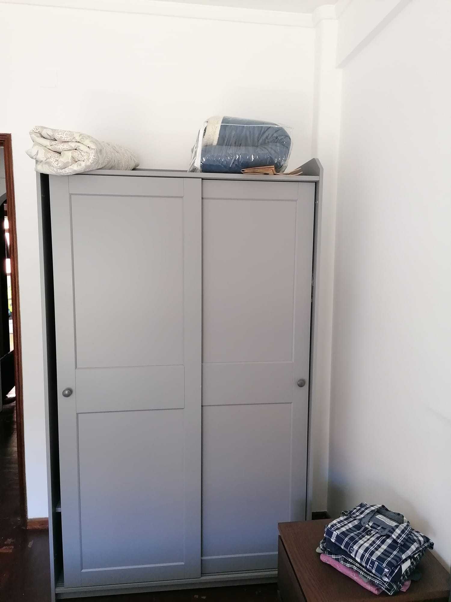Roupeiro Ikea HAUGA
Roupeiro c/portas deslizantes, cinz, 118x55x199 cm