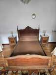 Cama, mesa de cabeceira e cômoda