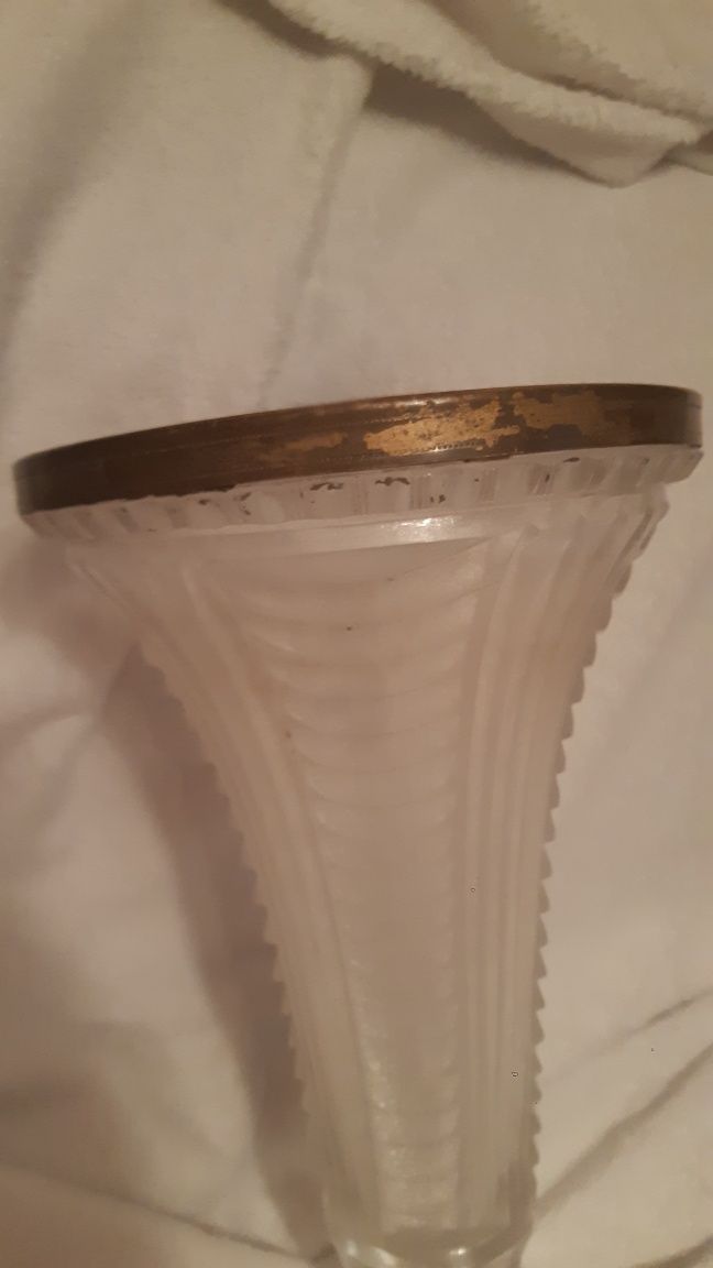 Piękny szklany/kryształ stary wazon wykończony metalem