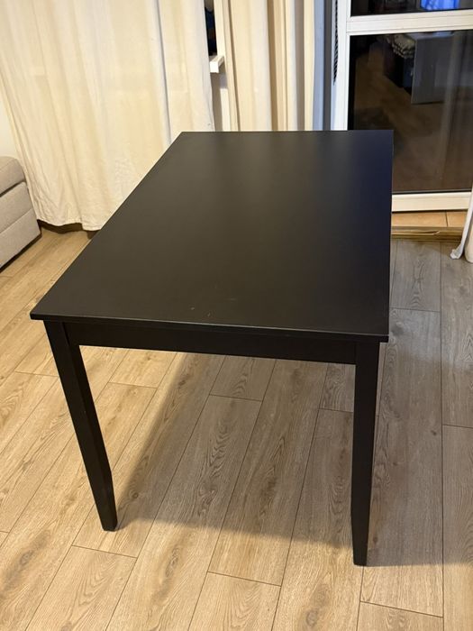 Czarny stoł w dobrym stanie ikea