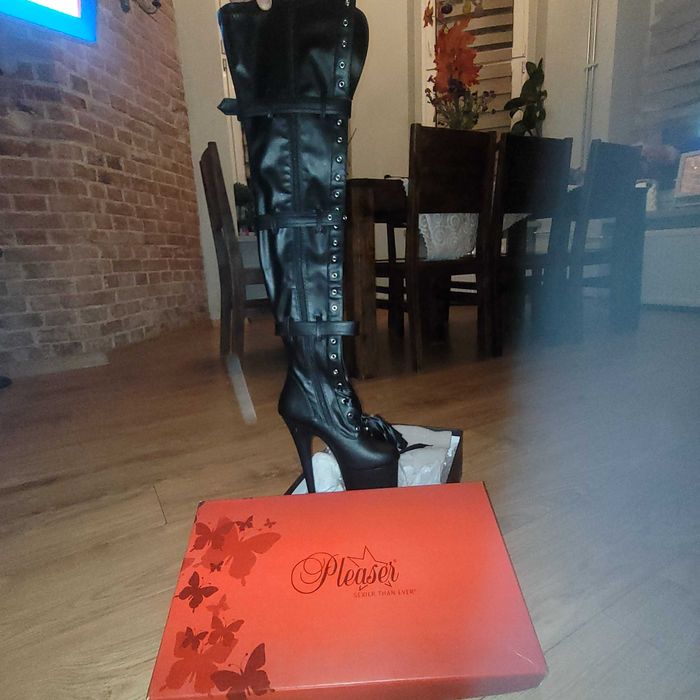 Sprzedam buty profesjonalne do tanca poldance nowe ani razu noszone.