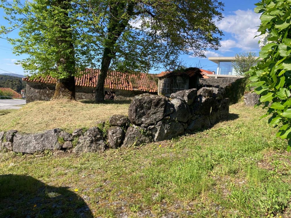 Casa para restaurar com terreno