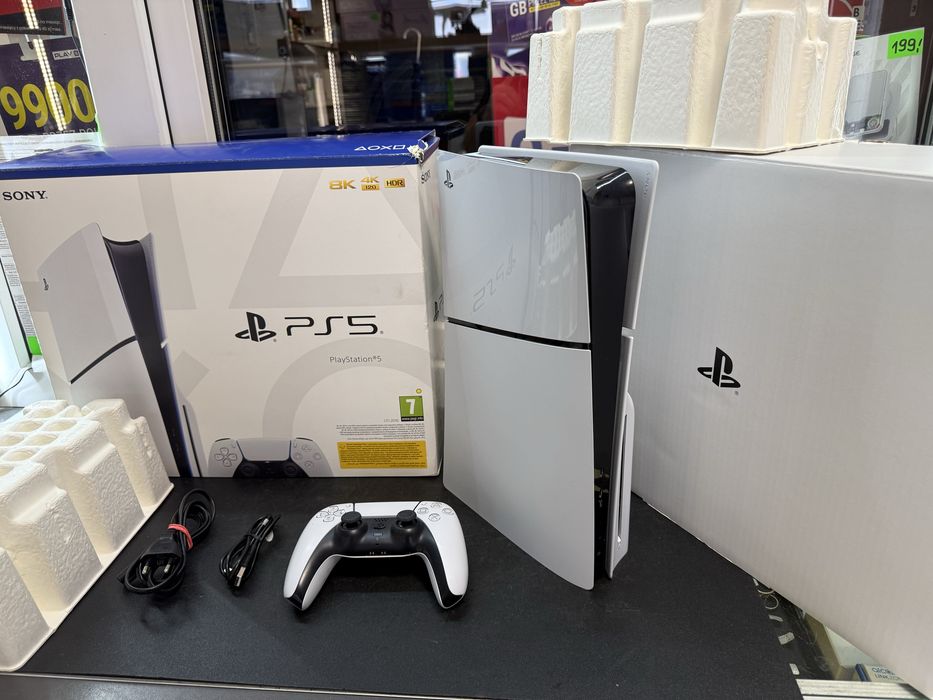 Konsola Sony PS5 Slim z napędem + pad + okablowanie, jak nowa