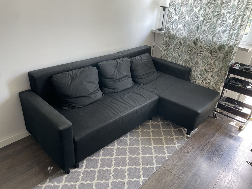 Kanapa narożna Ikea (prawdopodobnie Friheten) – czarna rozkładana sofa