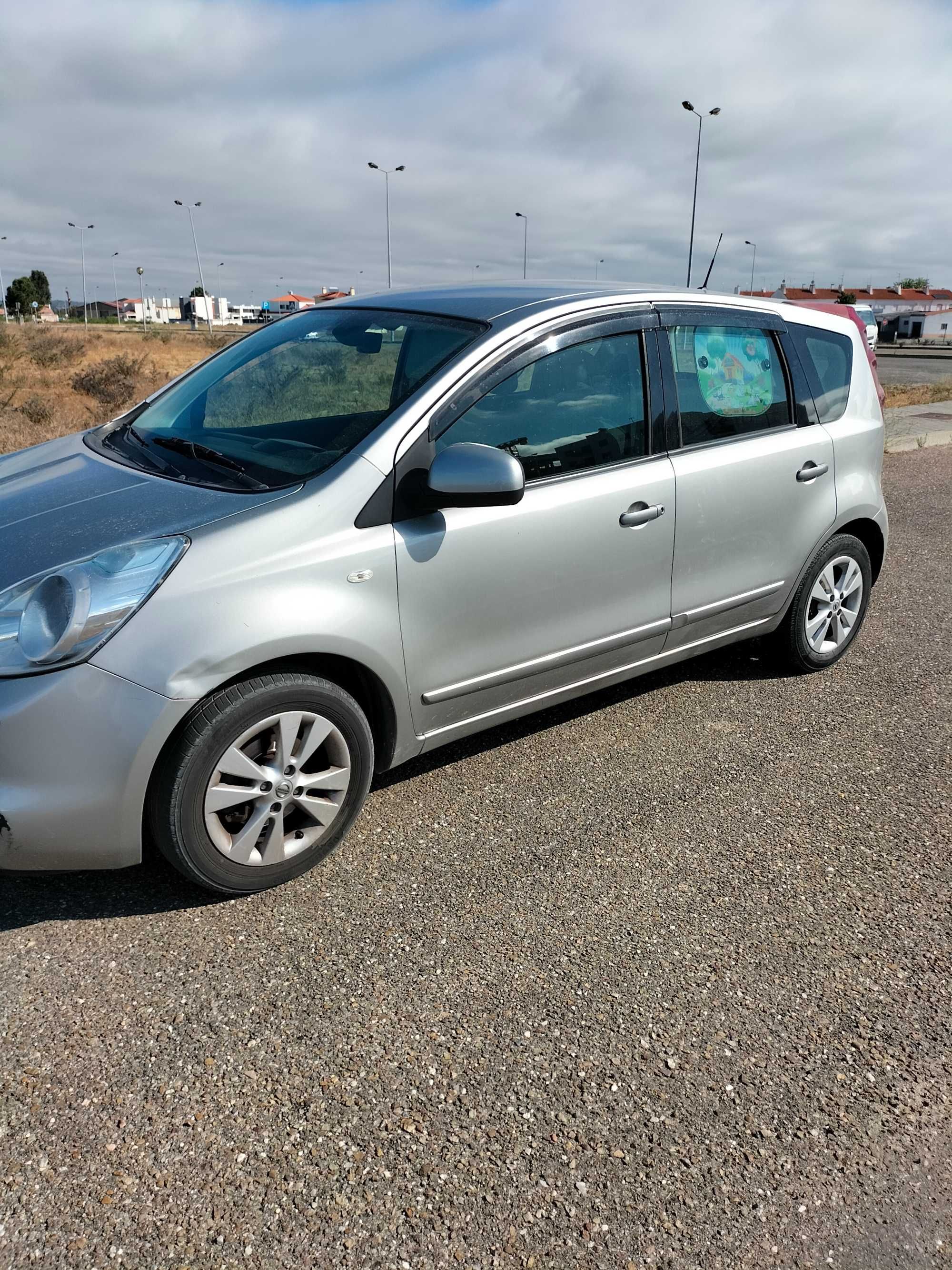 Nissan note,1400 cc   88 cv   ano 2011