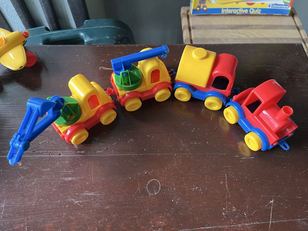 Brinquedo oito carros