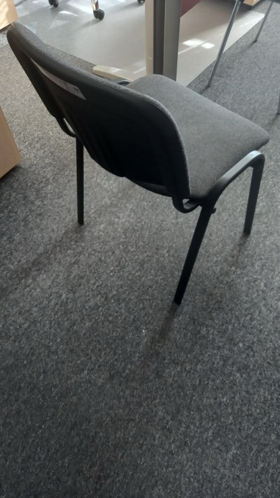 dwa krzesła biurowe