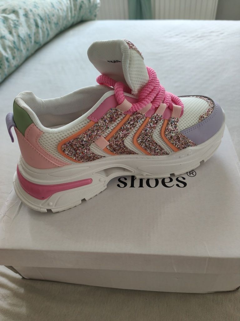 Sneakersy na masywnej podeszwie zdobione brokatem