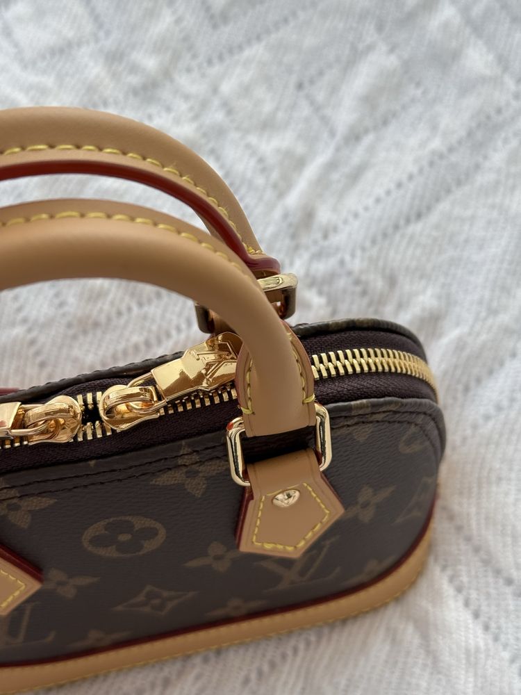 Сумочка в стилі LV