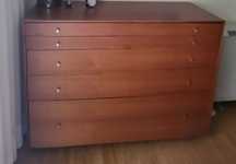 Quarto completo: cama de casal, mesinha de cabeceira, espelho e cómoda