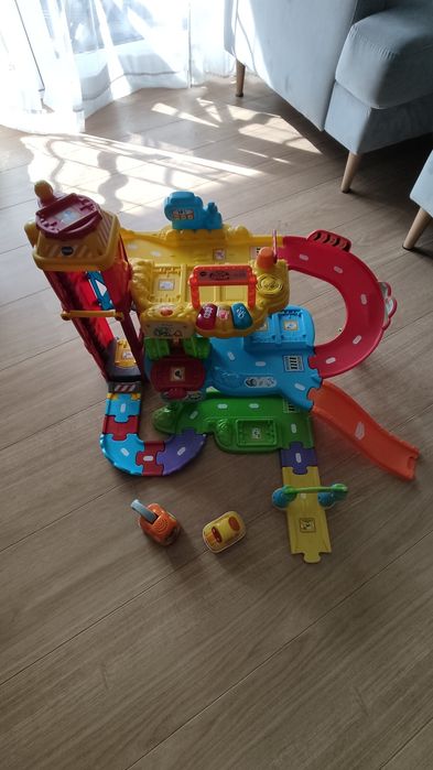 Vtech, Tut Tut Autka, Garaż. Posterunek Policji. Autka 4 sztuk.