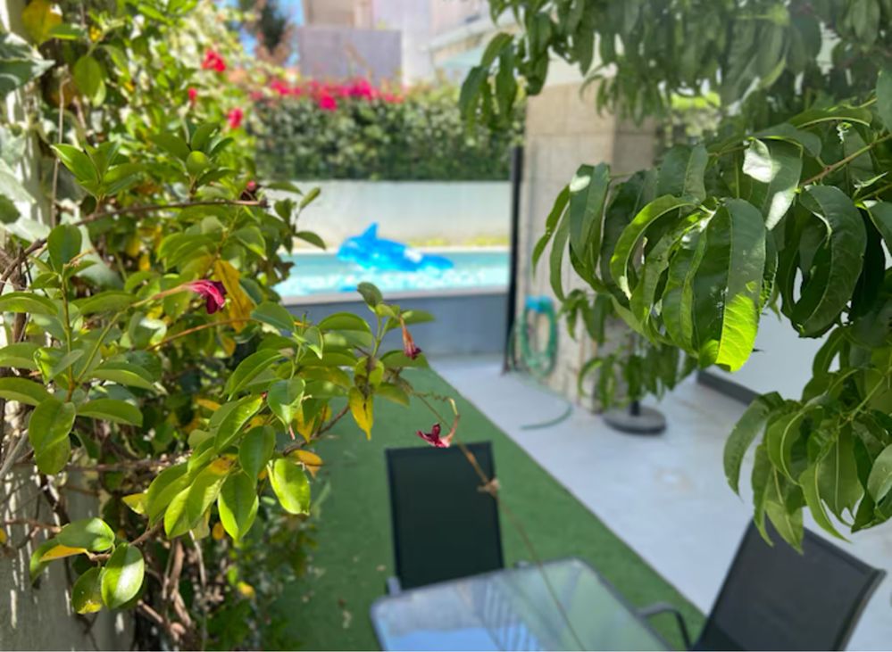 Mesa e cadeiras de jardim, bonitas e práticas, em muito bom estado