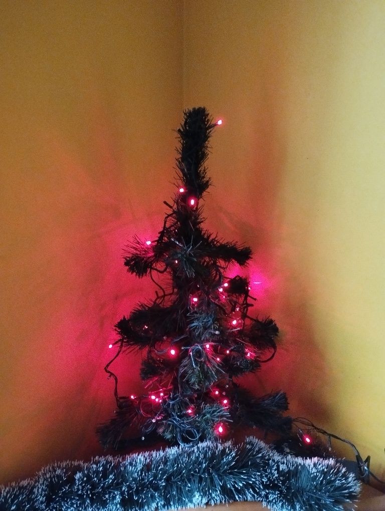Choinka że światelkami sznurem czerwinym niwym