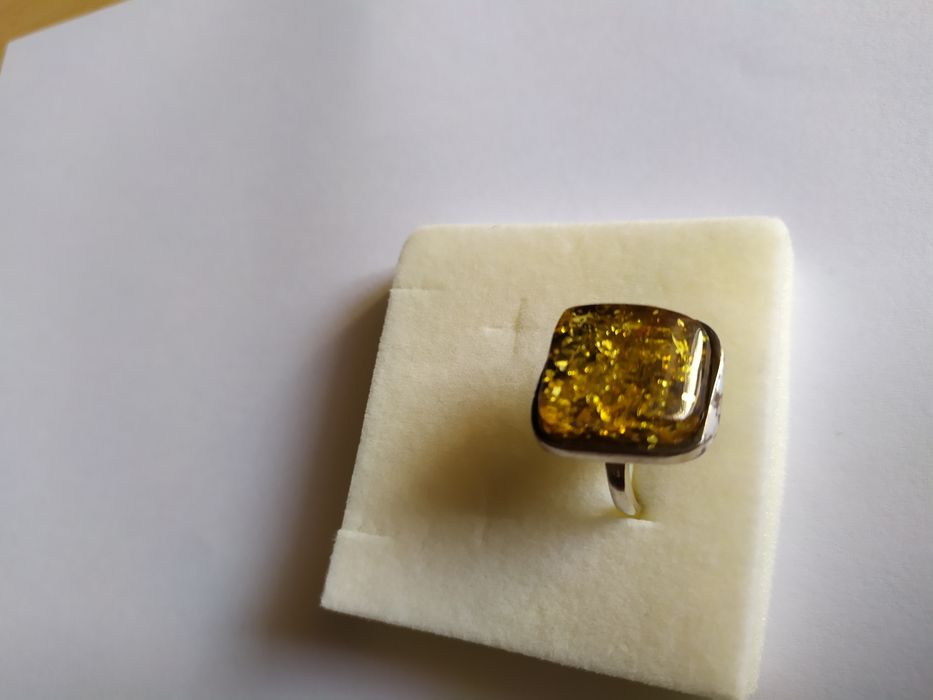 Pierścionki srebrne z bursztynem