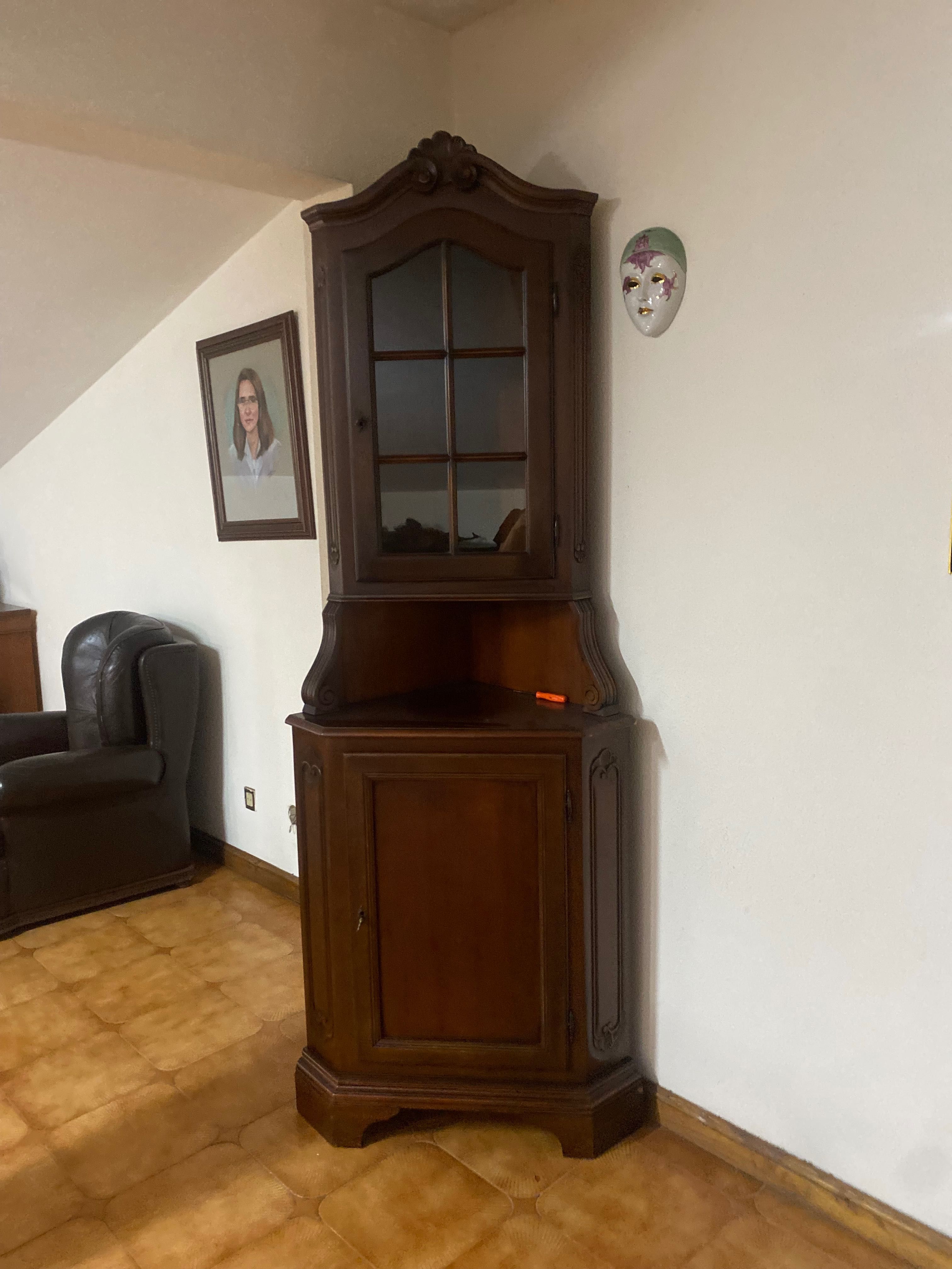 Móvel de canto alto com vitrine, estilo antigo, madeira escura.