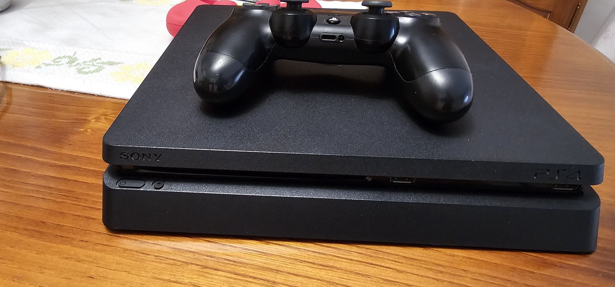 PlayStation 4 slim 1TB +1 comando
