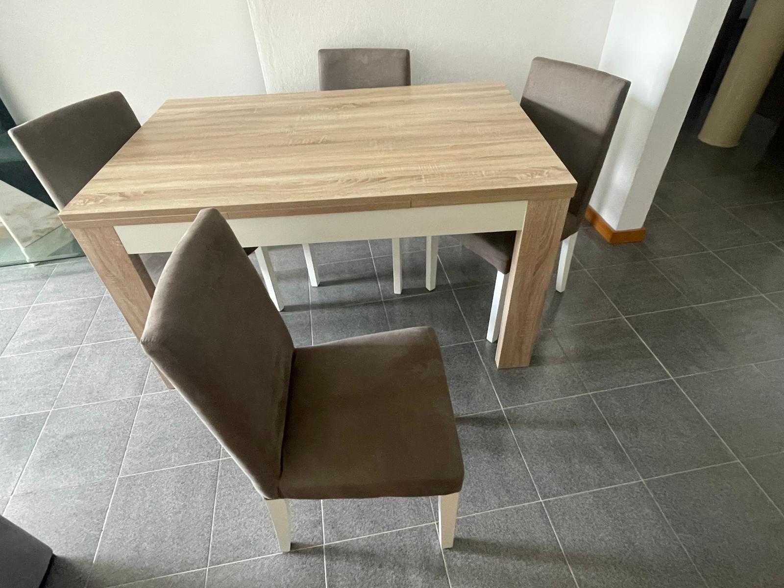 Mesa de sala com 4 cadeiras