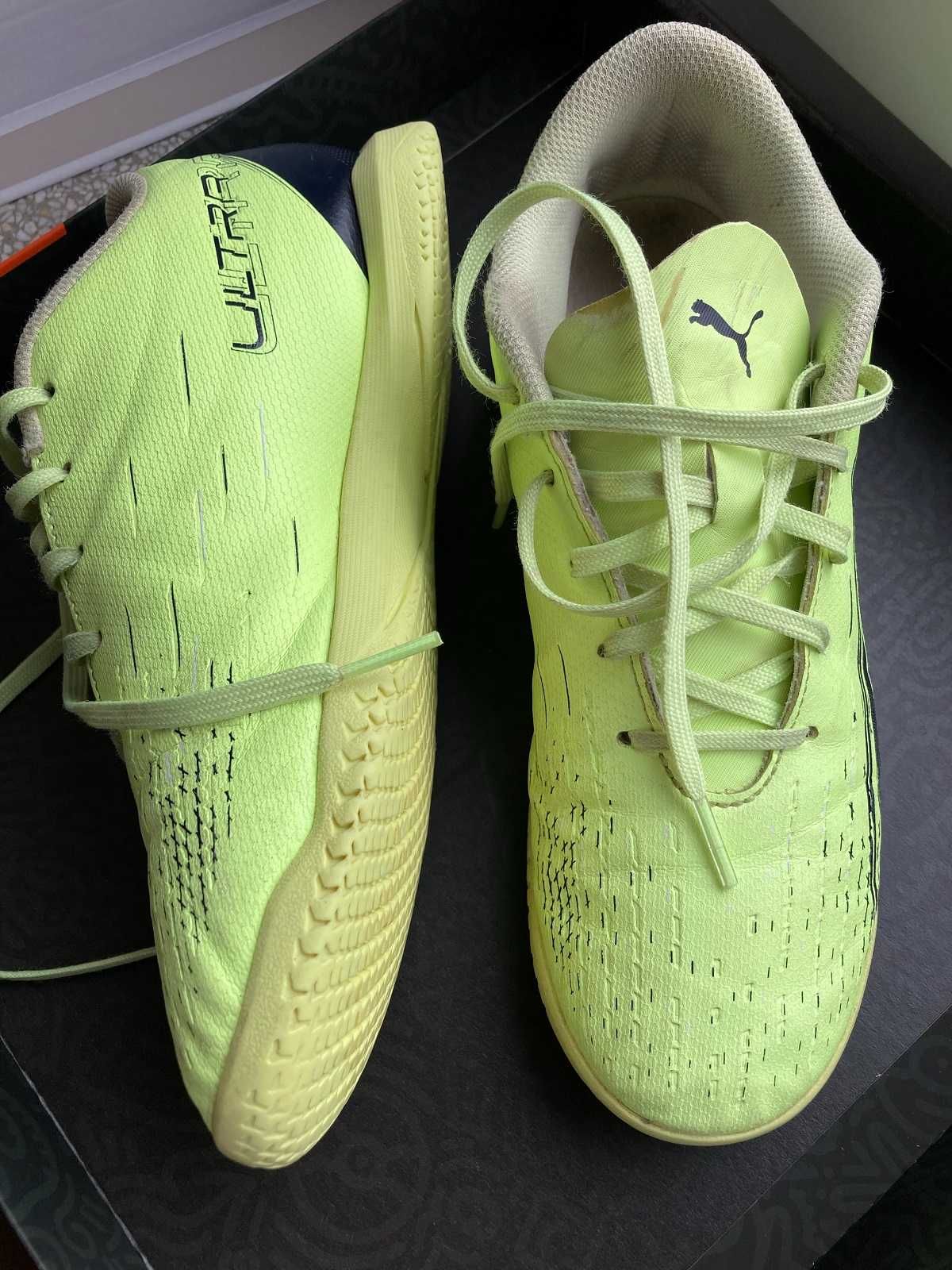 Buty piłkarskie dziecięce PUMA Ultra Play rozm. 38 halówki