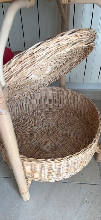 Mesa de apoio em rattan natural