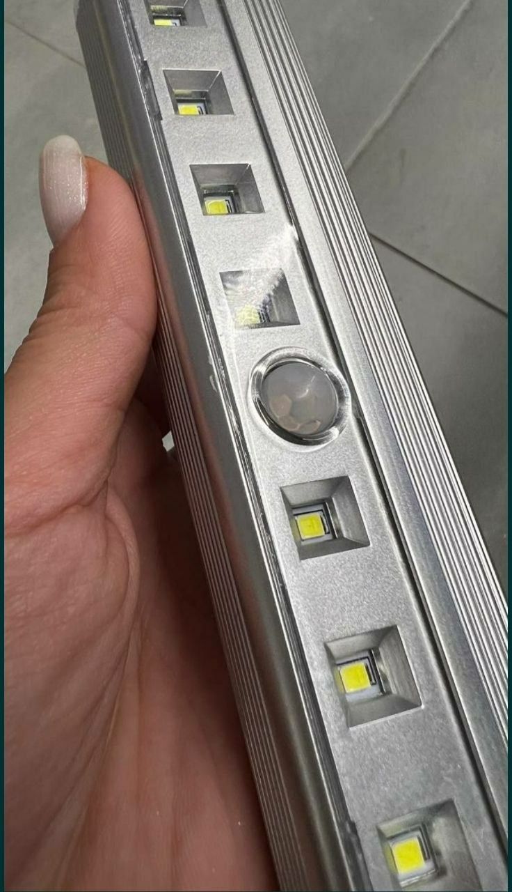 Лампа 8 Led на батарейках, сенсор руху, магніт.