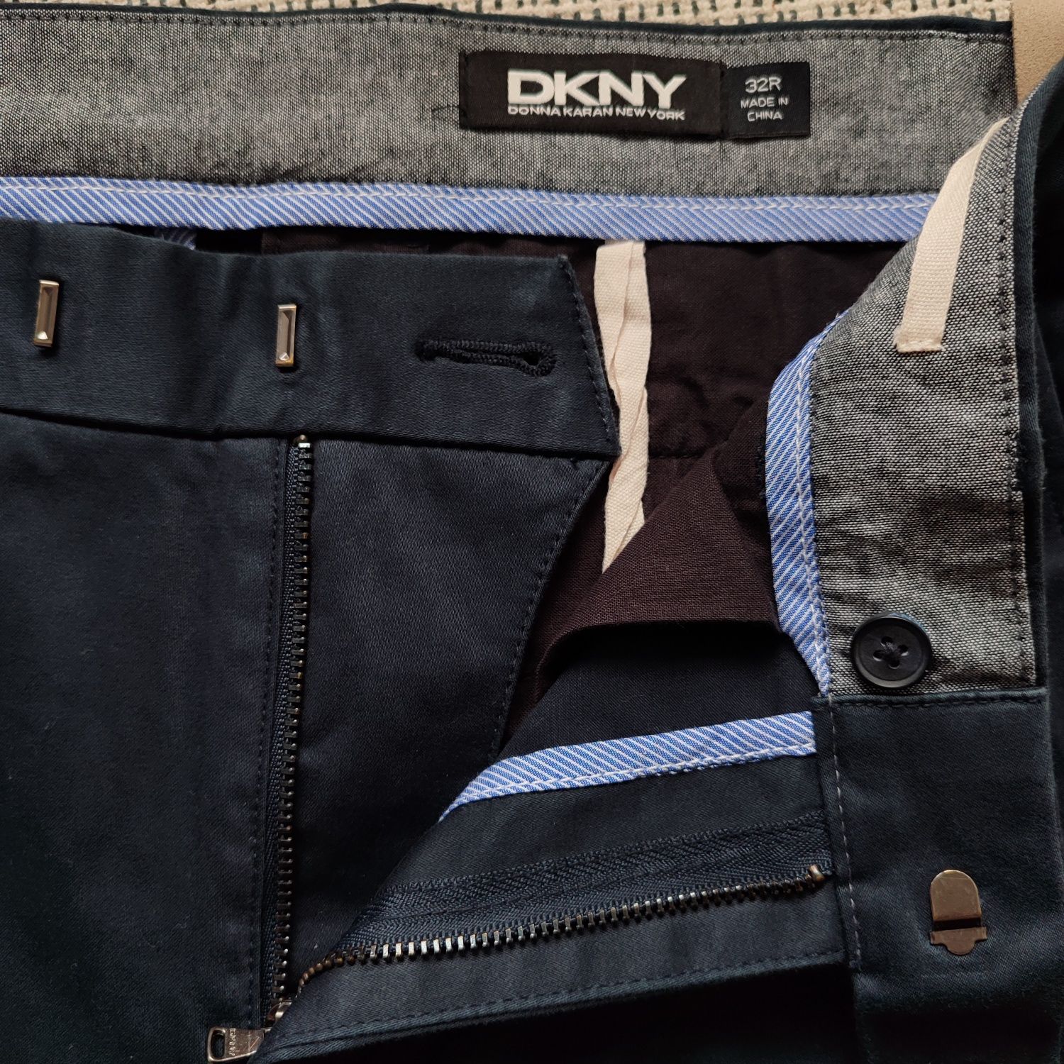 Spodnie męskie DKNY 32R casual wyjściowe ciemny granat chinosy wesele