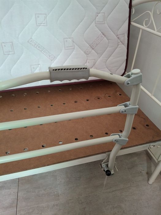 Cama solitário em ferro com estrado