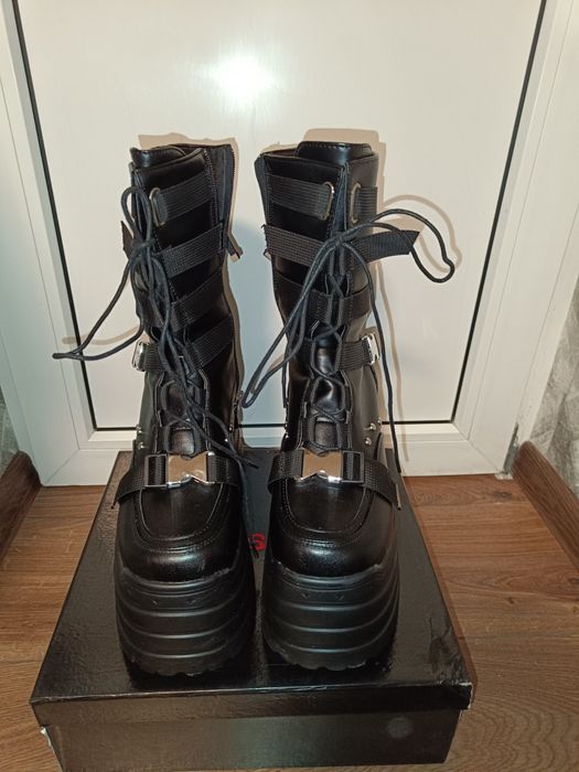 Жіночі чоботи на великій платформі