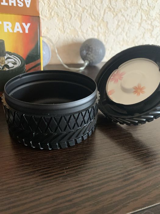 Продам пепельницу которая не пахнет после окурков, верх вращается и з