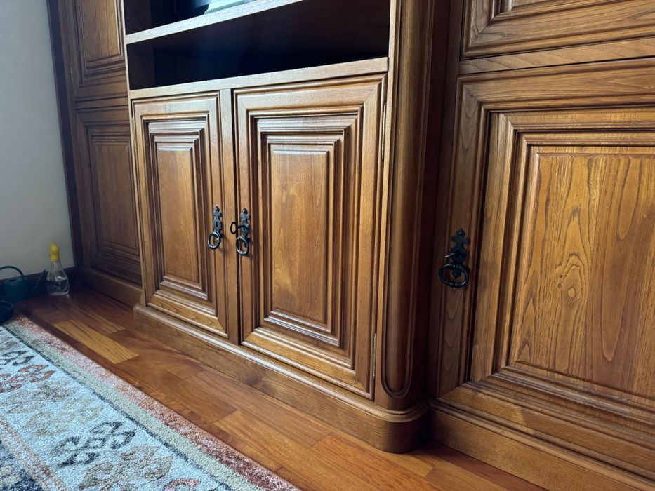 Móvel de sala grande em madeira escura com muita arrumação