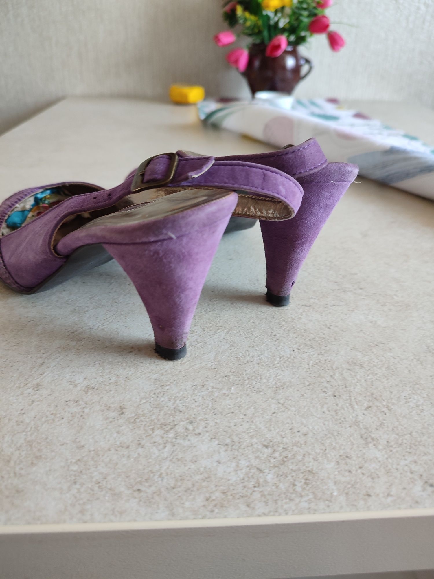 Buty Ryłko bez pięt na obcasie.