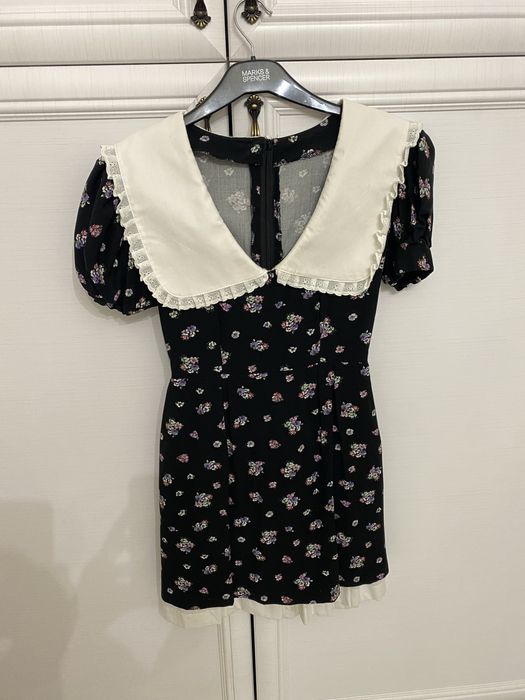 Сукня з коміром