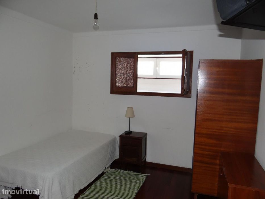 320209 - Quarto com cama de solteiro, com casa...