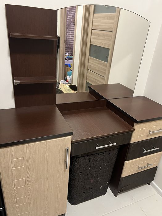 Косметичний стіл, трюмо, туалетний столик з дзеркалом