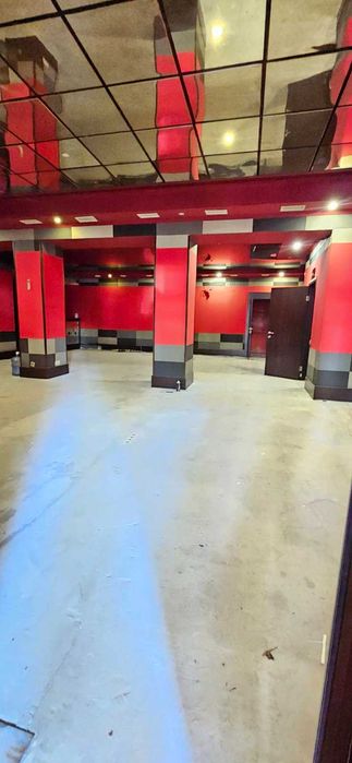 Фасадное большое помещение с широкой витриной и большим торговым залом