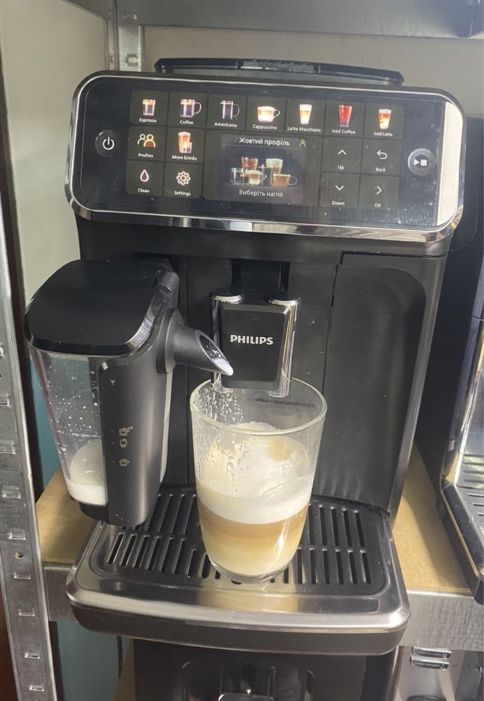Кавомашина, кофемашина , кавоварка Philips LatteGo 5500