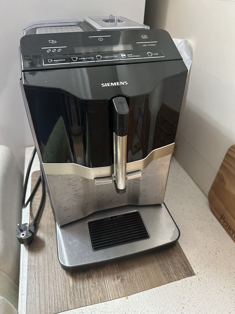 Máquina de Café Automática SIEMENS EQ300