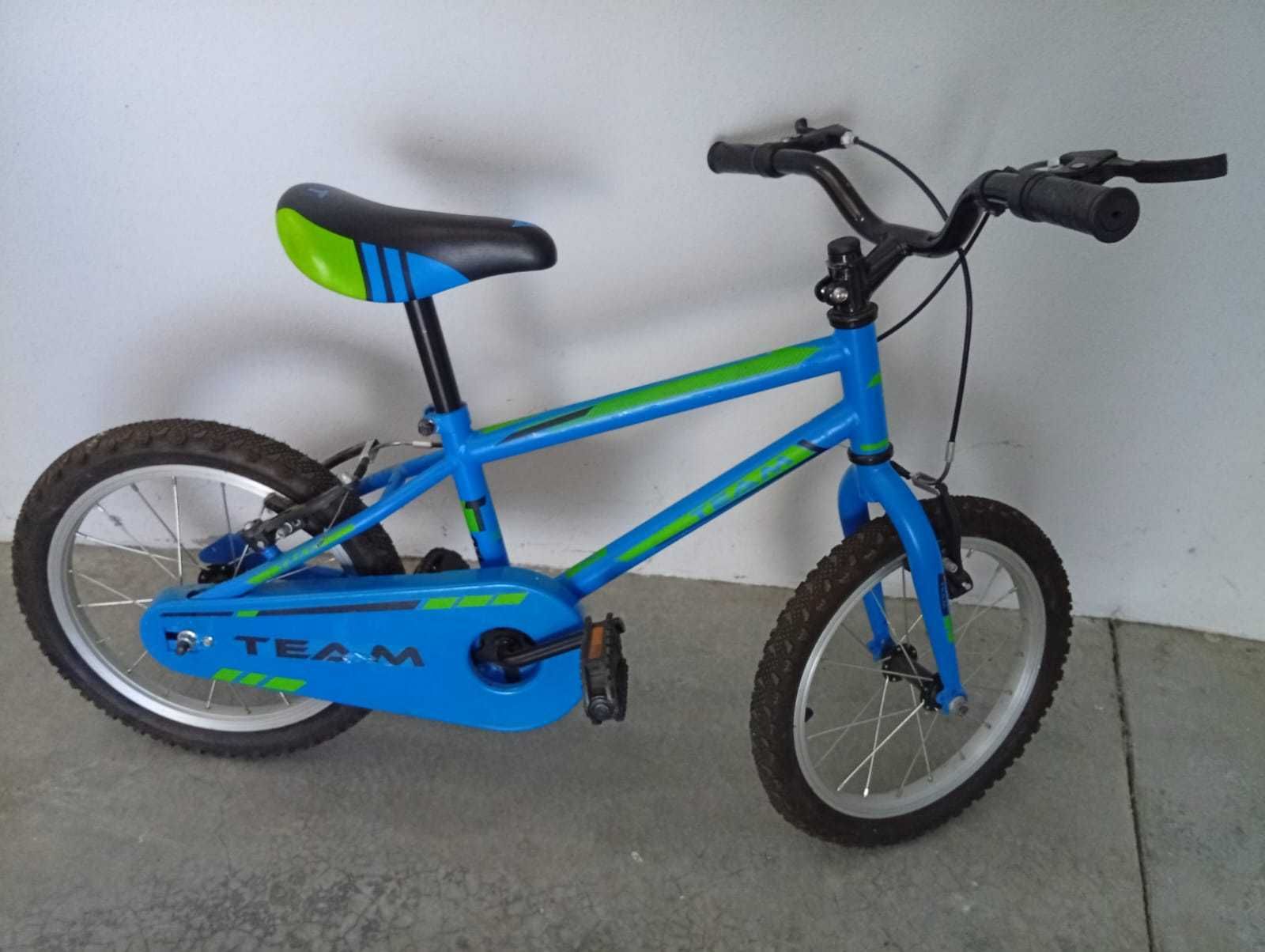Bicicleta de criança como nova