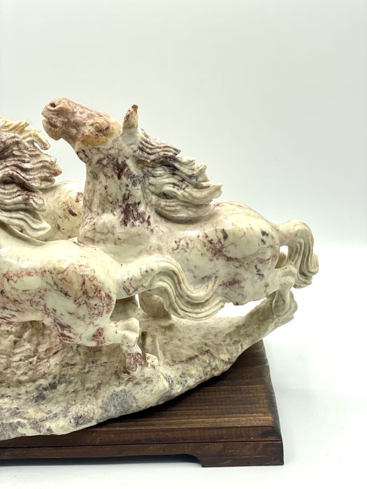 Escultura de cavalos da sorte chineses em pedra marmore