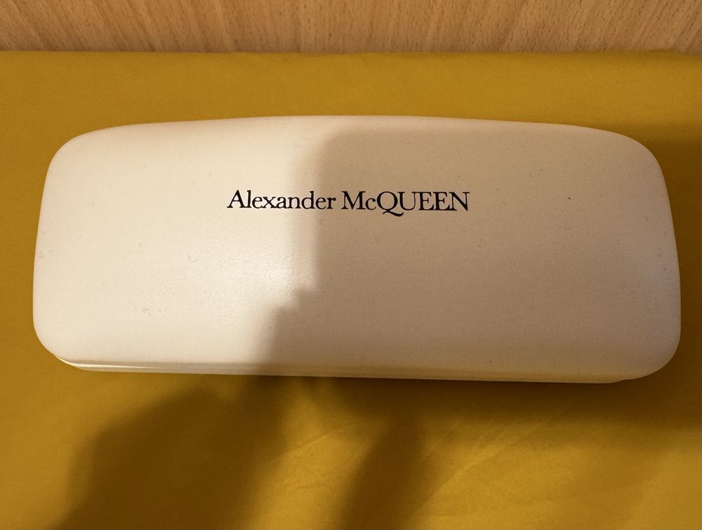 Etui futerał do okularow Alexander McQueen, biale