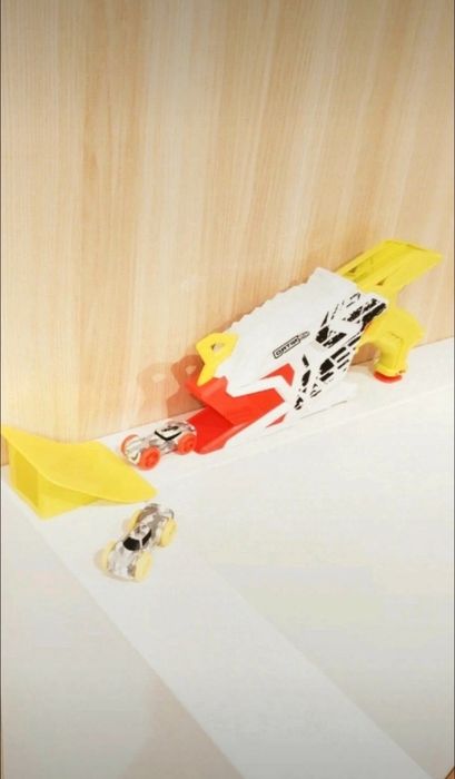 Wyrzutnia Nerf Nitro dla 2 autek. 2 autka są w zestawie