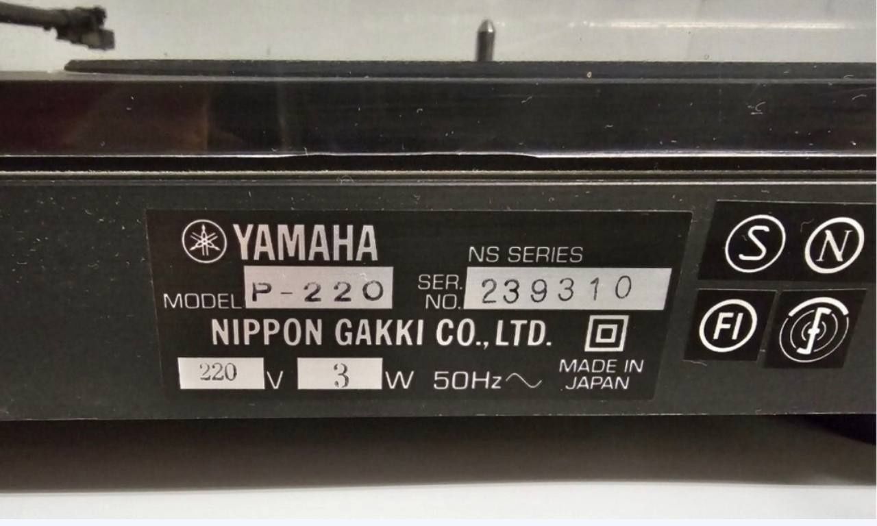 Gramofon półautomatyczny Yamaha P-220, wyprodukowany w Japonii