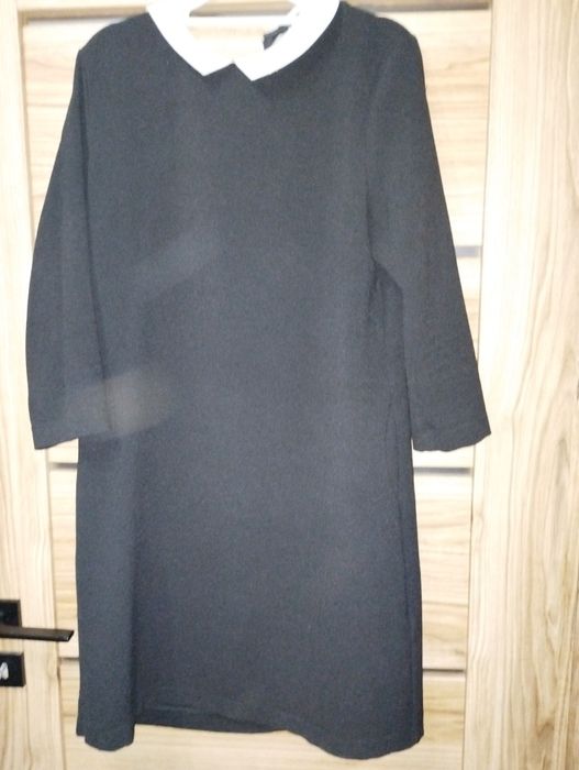 Piękna sukienka z białym kołnierzykiem idealna na świąteczne dni